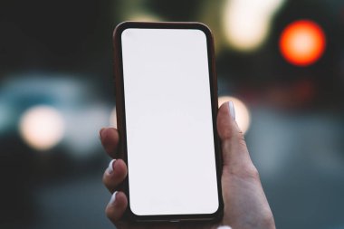 Modern smartphone ile boş ekran alanı Internet siteniz için bokeh background.digital cep telefonu ile kopyalama alanı alanı web sayfanızın holding kadının eller görünümünü kırpılmış