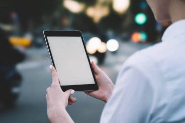 Kırpılan geri görüntülemek dijital tablet cihaz kopyalama alanı alanı ile Internet içeriğini ve güncelleştirme uygulama aracı 4 g bağlantısıyla bokeh arka plan üzerinde tutan kadının el