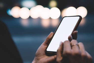 Smartphone aygıt holding ve profil sayfası dijital aygıt bokeh arka plan üzerinde 4 g internet bağlantısı kullanarak güncelleştirme eller görünümünü kırpılmış. Web sayfanız için kopyalama alanı alanı ile modern telefon
