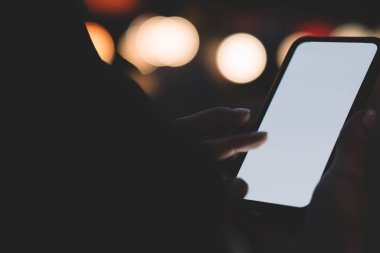 Kopyalama alanı alanı ile modern smartphone aygıt Internet reklam veya Web sitesi için holding kadının eller görünümünü kırpılmış. Sahte bokeh arka plan üzerinde alanı ile dijital telefon