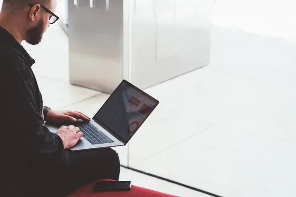 Ausgeschnittene Ansicht Eines Jungen Mannes Freizeitkleidung Mit Modernem Laptop Und — Stockfoto