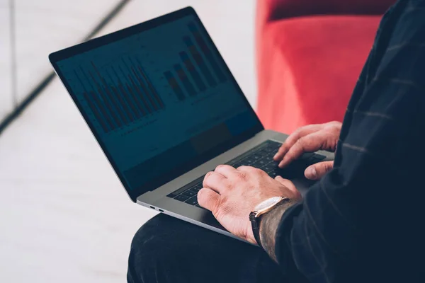 Ausgeschnittene Ansicht Des Jungen Mannes Tastatur Informationsdaten Auf Modernen Laptop — Stockfoto