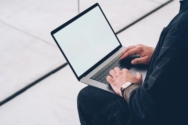 Vedere Decupată Textului Tastatură Tânăr Computerul Laptop Modern Instalarea Aplicației — Fotografie, imagine de stoc