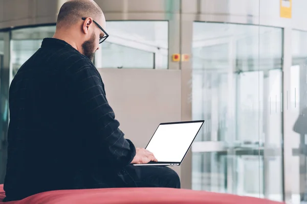 Concentré Jeune Homme Pigiste Recherche Des Informations Sur Site Web — Photo