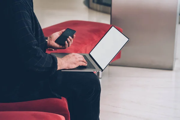 Veksling Menneskets Hender Som Holder Smarttelefon Hånden Tastaturinformasjon Moderne Bærbar – stockfoto