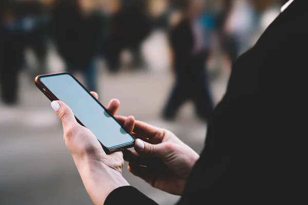 Vista Recortada Das Mãos Mulher Segurando Smartphone Moderno Com Área — Fotografia de Stock