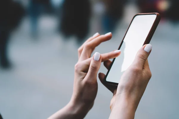 スマート フォンの空白の表示で入力して を使用して女性の指のビューをトリミング デバイスにアプリをインストールするためのインターネット コンテンツのインターネットのコピー スペースと携帯電話を保持している女性の手 — ストック写真