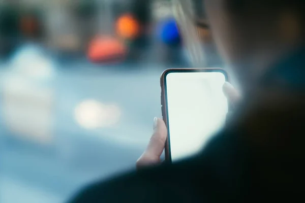 Beskurna Tillbaka Visa Ung Kvinna Håller Modern Smartphone Med Blank — Stockfoto