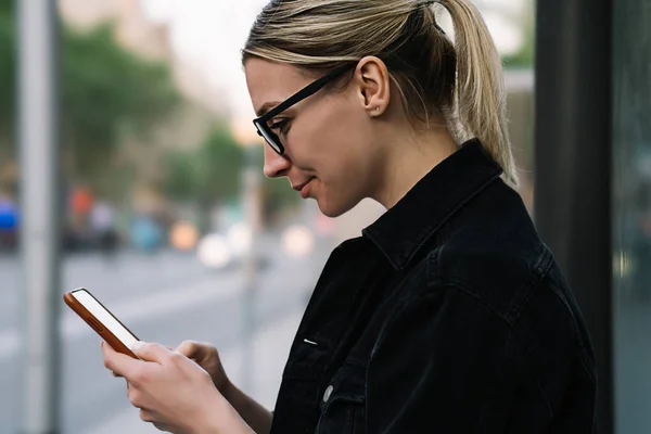 Tampilan Samping Positif Hipster Gadis Tertawa Sambil Mengobrol Dengan Pengikut — Stok Foto