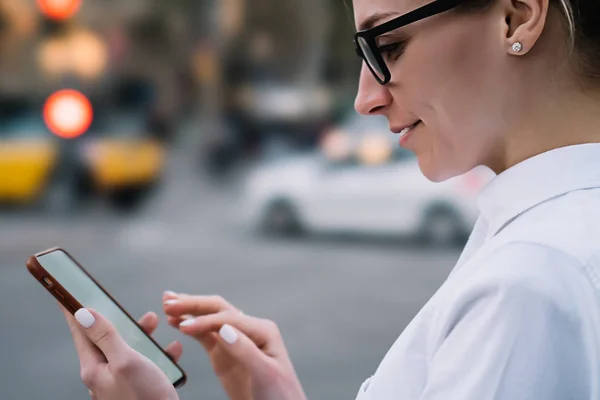 Vista Lateral Recortada Blogger Hipster Sonriente Gafas Con Teléfono Inteligente — Foto de Stock