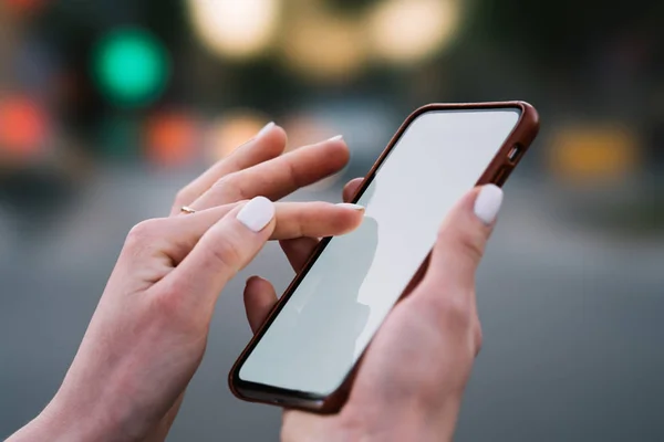 Beskuren Bild Kvinnans Händer Som Håller Modern Smartphone Med Kopieringsområdet — Stockfoto