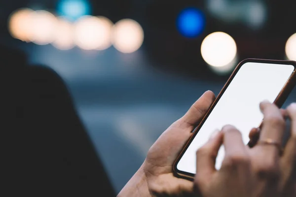 Vista Recortada Las Manos Femeninas Escribiendo Pantalla Blanco Del Teléfono — Foto de Stock