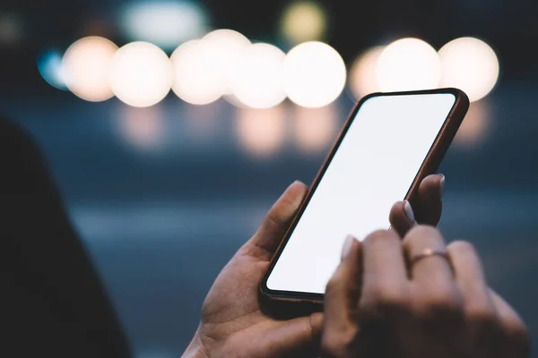 Vista Recortada Mãos Femininas Segurando Dispositivo Smartphone Atualizando Perfil Dispositivo — Fotografia de Stock