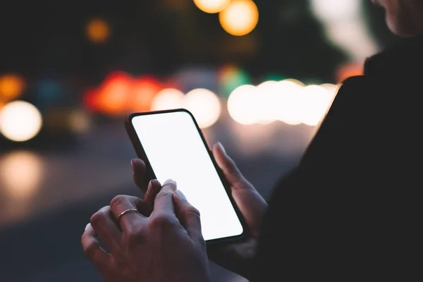 Vista Recortada Jovem Segurando Smartphone Com Área Tela Branco Para — Fotografia de Stock