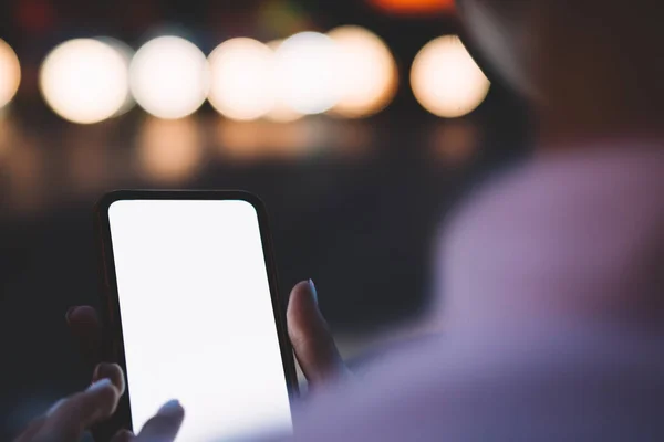 Vue Recadrée Des Mains Féminines Tenant Smartphone Avec Zone Maquette — Photo