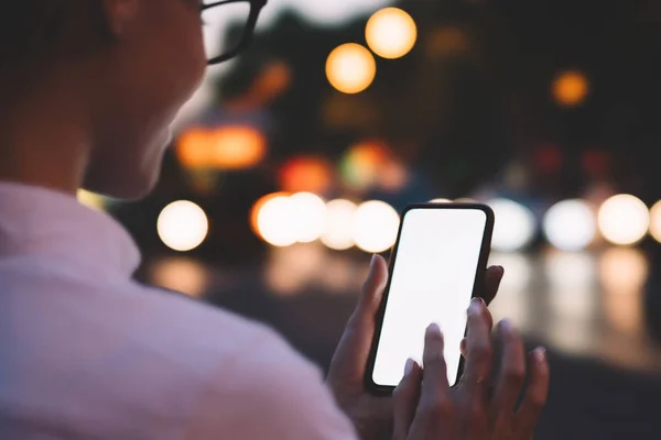 現代のスマート フォンの空白の画面にテキスト メッセージを入力して オンラインを使用してチャットの指で若い女性のビューをトリミング ボケ背景にインターネット コピー スペースで携帯電話を保持している女性の手 — ストック写真