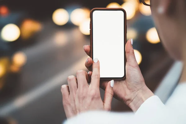 Vista Recortada Das Mãos Mulher Segurando Smartphone Tocando Com Dedo — Fotografia de Stock