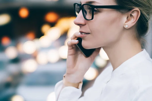 Abgeschnittene Seitenansicht Einer Jungen Frau Stylischer Brille Mit Schwarzem Rahmen — Stockfoto