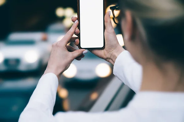 Περικοπεί Άποψη Της Νεαρής Γυναίκας Κρατώντας Smartphone Στα Χέρια Μπροστά — Φωτογραφία Αρχείου