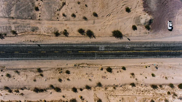 美国高速公路的航景景观观在亚利桑那州美丽的沙漠和沥青的州际公路上 鸟类眼观 — 图库照片