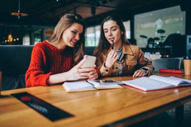 Modern smartphone aygıt ve edebiyat kapalı, pozitif kadınların eğitimi tatilinde sosyal ağlarda profil güncelleştirmeleri denetlemeyi kullanarak inceleme için araştırma yapmak başarılı kız öğrenci