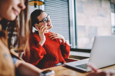 Kapalı, 4 g bağlantısı kullanarak pozitif cep telefonu görüşmesi gözlük college Kampüsü, teknoloji ve iletişim kavramı, birlikte vakit iki başarılı kadın mutlu kız öğrenci