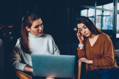 Konsantre erkek bu dizüstü bilgisayarda uygulama kurulumu hakkında düşünme geliştiriciler, şaşkın genç hippi kız indirme ile sorunları çözme çözüm arama tarama Internet dosya