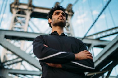 Beden eğitimi kasları için ciddi adam atlet açık havada duran ve gücü hakkında düşünme egzersiz için giyim erkek koşucu duygu sağlıklı yaşam tarzı ve yeni alıştırmalar üzerinde durulması konsantre