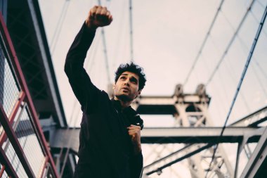 Kentsel ayarlama, Avrupa sporcu enerji ile boks yumruk sabah egzersiz açık havada sırasında pratik fiziksel egzersizleri yapıyor savaşmaya hazır getting eşofman giyen genç güçlü hipster