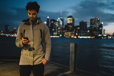 Kardiyo egzersizleri için kablosuz 4 g kullanarak kendi spor blog hakkında yayın oluşturma spor genç adam Internet üstünde hareket eden telefon, Erkek koşucu zevk egzersiz break ve cep telefonundan tebliğ