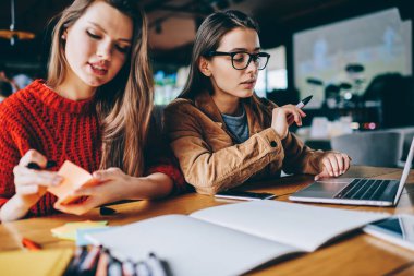 İki yetenekli kadın tasarımcılar dizüstü wifi aygıt ve kafeterya, birlikte kampüs projesi yapmak vakit genç yaratıcı kız öğrenci Mimarlar kullanarak kroki bilgileri arama