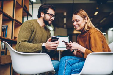 Hippi kız ve cep telefonu komik ileti gülüyor elinde tutan adam gülümsüyor, sohbet ve iyi haber Smartphone cep telefonu ile ilgili bildirim kontrol pozitif çift bağlı 4 g için Internet