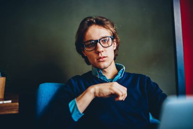 Online proje, kamera fikir ve stratejileri için düşünmeye uzak jo bakarak dalgın bin yıllık adam portresi ciddi erkek serbest meslek gözlük vizyon koruma için konsantre