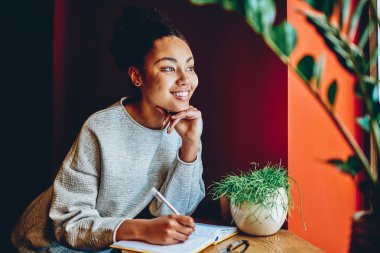 Güzel koyu tenli kadın yazma Not defteri penceresinde, seyir planları içinde not etmek leisur belirterek tatil hayalini olumlu hipster kız blog yayında için makalede gülümseyen