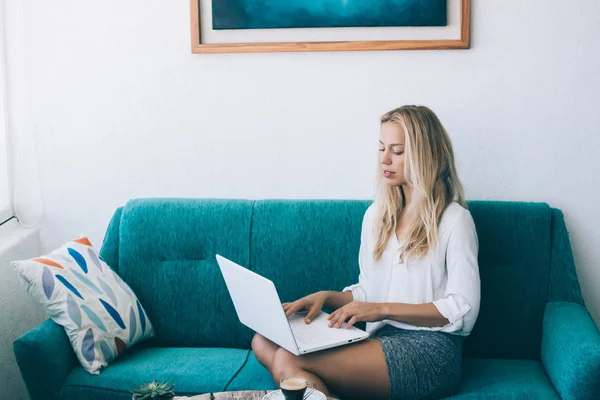 Jovem Mulher Bonita Verificando Mail Aplicativo Computador Portátil Enquanto Sentado — Fotografia de Stock