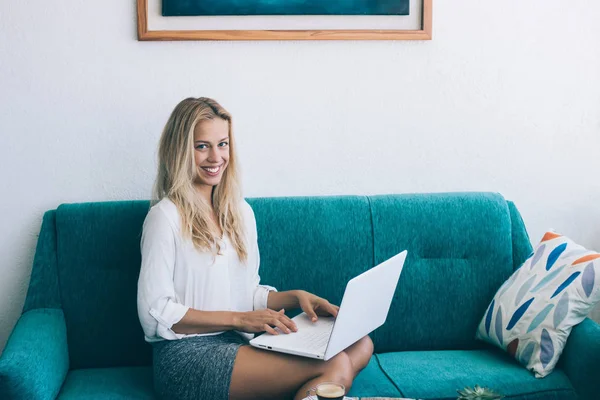 Porträt Eines Fröhlichen Hipster Mädchens Das Seine Zeit Gemütlichen Wohnzimmer — Stockfoto