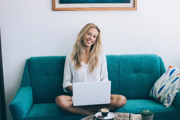 Mujer Sonriente Mirando Cámara Después Comprobar Las Cuentas Facturas Utilizando —  Fotos de Stock