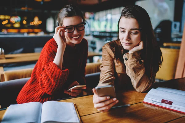 Atraente Caucasiano Hipster Menina Aberta Bluetooth Instrução Telefone Celular Enquanto — Fotografia de Stock