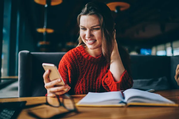 Welvarende Duizendjarige Hipster Meisje Chatten Met Vrienden Pauze Van Bloggen — Stockfoto