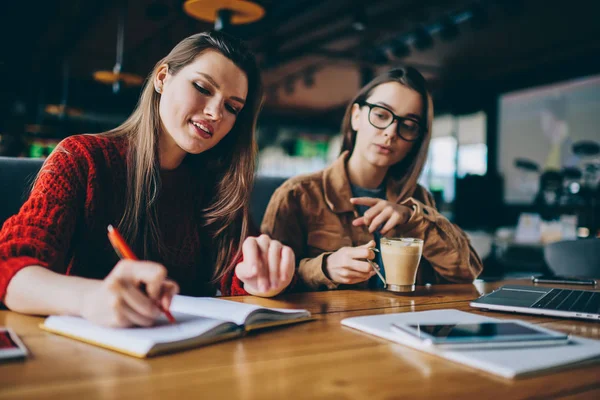 Heyecanlı Fikir Yakınındaki Kafein Içecek Kadın Arkadaşıyla Ders Kitabı Oturuşta — Stok fotoğraf