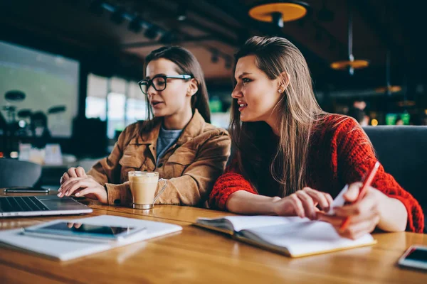 Giovani Adolescenti Donne Che Fanno Ricerca Lavoro Corso Compiti Scolastici — Foto Stock