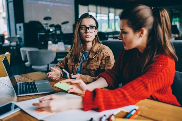 Focus Selettivo Sulla Ragazza Hipster Serio Spettacoli Seduto Campus Universitario — Foto Stock