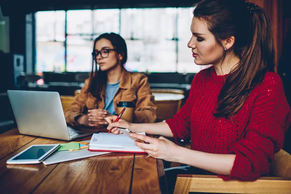 Joven Chica Hipster Serio Busca Información Para Tarea Escribir Tesis —  Fotos de Stock