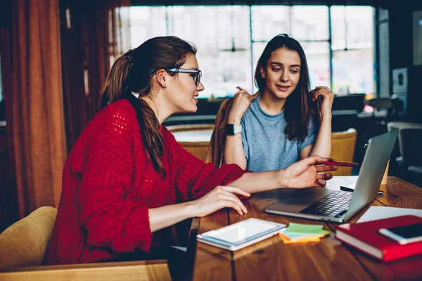 Bella Ragazza Hipster Occhiali Che Mostrano Informazioni Sulla Pagina Web — Foto Stock