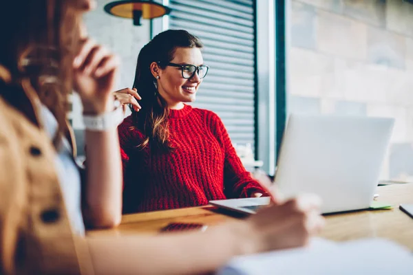 Vrolijk Lachende Hipster Meisje Kijken Naar Positieve Komedie Film Met — Stockfoto