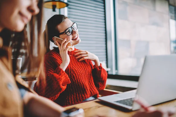 Kapalı, 4 g bağlantısı kullanarak pozitif cep telefonu görüşmesi gözlük college Kampüsü, teknoloji ve iletişim kavramı, birlikte vakit iki başarılı kadın mutlu kız öğrenci