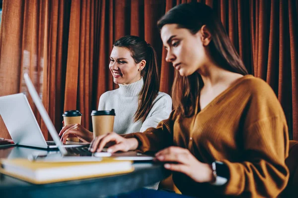 Sorrindo Hipster Menina Assistindo Vídeos Engraçados Enquanto Amigo Feminino Perto — Fotografia de Stock