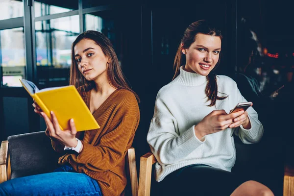 Porträtt Två Positiva Kvinnliga Tonåringar Umgås Tillsammans Universitetsområdet Leende Tusenåriga — Stockfoto