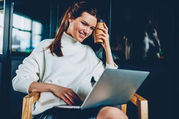 快乐的女性博客在社交网络中观看有趣的视频在笔记本电脑上使用高无线连接 而在咖啡店 技术和沟通的概念 — 图库照片