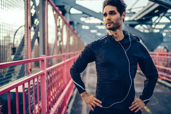 Bonito Desportista Ouvindo Áudio Livro Através Fones Ouvido Pausa Corrida — Fotografia de Stock